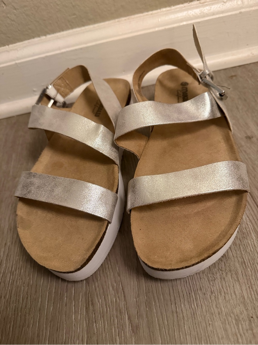 Makalu Metallic Silver Strappy Platform Sandals ankle strap Womens Sz 8